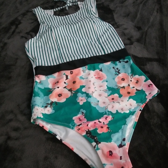 Brand new Cupshe Striped Floral - Picture 10 of 12